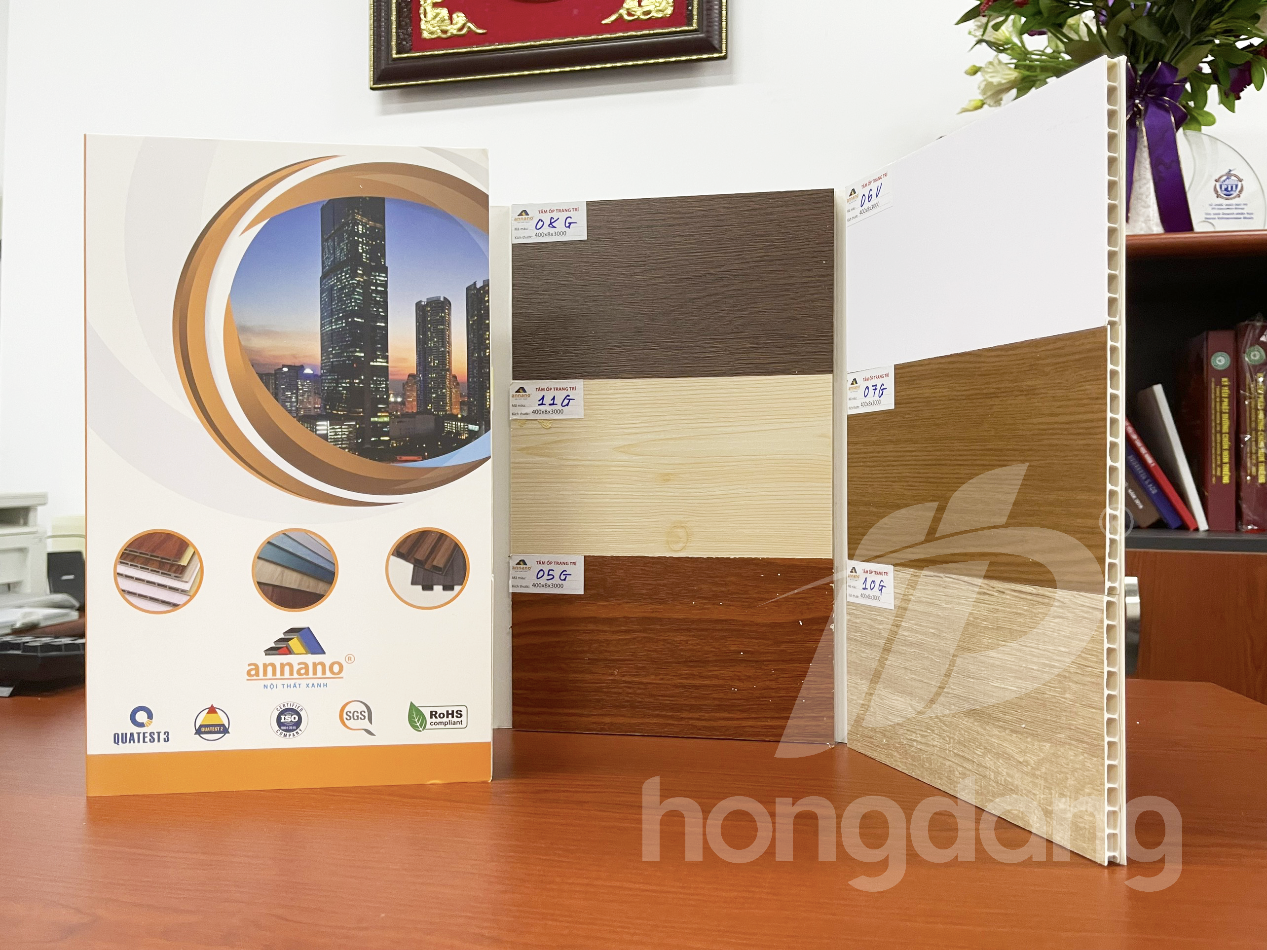 In Catalogue Bìa Cứng Gắn Mẫu - Tăng Trải Nghiệm Chạm Cho Vật Liệu