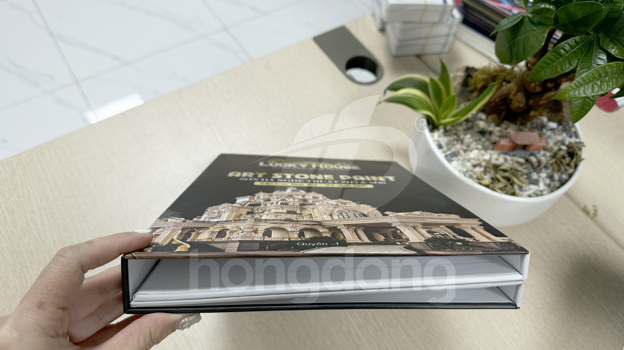 mau-catalogue-bia-cung-son-da-nghe-thuat-lucky-house-4-