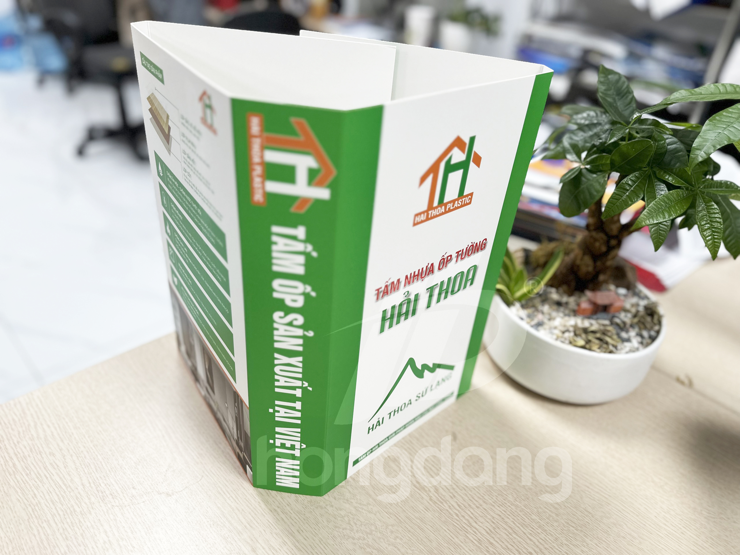 mau-catalogue-bia-cung-tam-nhua-op-tuong-35-