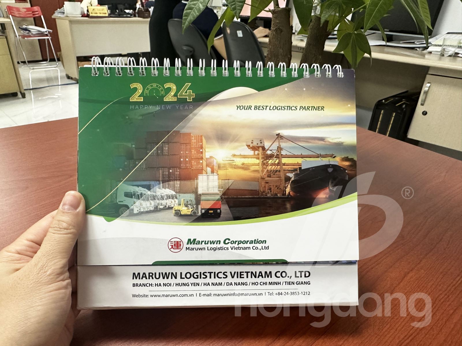 Thiết kế in lịch bàn chữ A theo yêu cầu - Công ty Maruwn Logistic Việt Nam